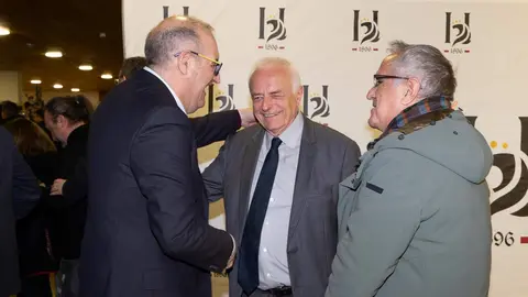 El periódico digital Heraldo de León reivindicó este jueves “el periodismo comprometido” durante la gala de celebración de su primer aniversario, para cuya conmemoración se procedió a la entrega de los I Premios Compromiso, con los que reconoció a personas e instituciones “referentes” en la provincia. El Auditorio Ciudad de León fue el lugar elegido para celebrar la gala que reunió a una nutrida representación de la sociedad leonesa con más de 400 invitados que llenaron el auditorio Ciudad de León y no quisieron perderse la celebración del primer año de vida de un medio que, tal y como se subrayó durante el evento, “nace y crece desde un propósito, una incuestionable vocación de servicio y un comprometido compromiso con la sociedad”. Fotos: cara A cara