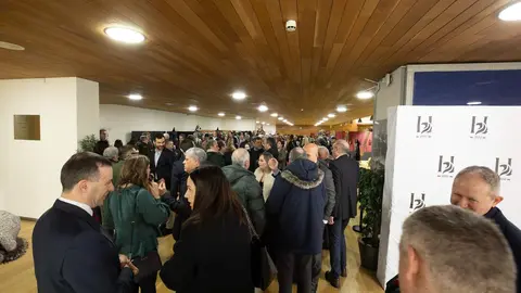 El periódico digital Heraldo de León reivindicó este jueves “el periodismo comprometido” durante la gala de celebración de su primer aniversario, para cuya conmemoración se procedió a la entrega de los I Premios Compromiso, con los que reconoció a personas e instituciones “referentes” en la provincia. El Auditorio Ciudad de León fue el lugar elegido para celebrar la gala que reunió a una nutrida representación de la sociedad leonesa con más de 400 invitados que llenaron el auditorio Ciudad de León y no quisieron perderse la celebración del primer año de vida de un medio que, tal y como se subrayó durante el evento, “nace y crece desde un propósito, una incuestionable vocación de servicio y un comprometido compromiso con la sociedad”. Fotos: cara A cara