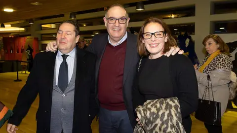 El periódico digital Heraldo de León reivindicó este jueves “el periodismo comprometido” durante la gala de celebración de su primer aniversario, para cuya conmemoración se procedió a la entrega de los I Premios Compromiso, con los que reconoció a personas e instituciones “referentes” en la provincia. El Auditorio Ciudad de León fue el lugar elegido para celebrar la gala que reunió a una nutrida representación de la sociedad leonesa con más de 400 invitados que llenaron el auditorio Ciudad de León y no quisieron perderse la celebración del primer año de vida de un medio que, tal y como se subrayó durante el evento, “nace y crece desde un propósito, una incuestionable vocación de servicio y un comprometido compromiso con la sociedad”. Fotos: cara A cara