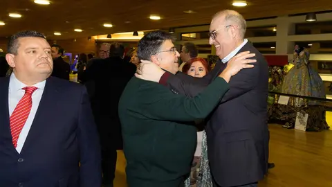 El periódico digital Heraldo de León reivindicó este jueves “el periodismo comprometido” durante la gala de celebración de su primer aniversario, para cuya conmemoración se procedió a la entrega de los I Premios Compromiso, con los que reconoció a personas e instituciones “referentes” en la provincia. El Auditorio Ciudad de León fue el lugar elegido para celebrar la gala que reunió a una nutrida representación de la sociedad leonesa con más de 400 invitados que llenaron el auditorio Ciudad de León y no quisieron perderse la celebración del primer año de vida de un medio que, tal y como se subrayó durante el evento, “nace y crece desde un propósito, una incuestionable vocación de servicio y un comprometido compromiso con la sociedad”. Fotos: cara A cara