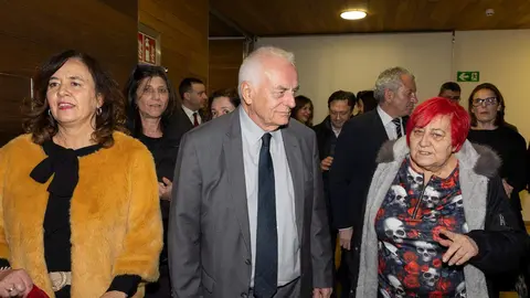 El periódico digital Heraldo de León reivindicó este jueves “el periodismo comprometido” durante la gala de celebración de su primer aniversario, para cuya conmemoración se procedió a la entrega de los I Premios Compromiso, con los que reconoció a personas e instituciones “referentes” en la provincia. El Auditorio Ciudad de León fue el lugar elegido para celebrar la gala que reunió a una nutrida representación de la sociedad leonesa con más de 400 invitados que llenaron el auditorio Ciudad de León y no quisieron perderse la celebración del primer año de vida de un medio que, tal y como se subrayó durante el evento, “nace y crece desde un propósito, una incuestionable vocación de servicio y un comprometido compromiso con la sociedad”. Fotos: cara A cara