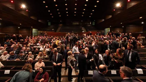 El periódico digital Heraldo de León reivindicó este jueves “el periodismo comprometido” durante la gala de celebración de su primer aniversario, para cuya conmemoración se procedió a la entrega de los I Premios Compromiso, con los que reconoció a personas e instituciones “referentes” en la provincia. El Auditorio Ciudad de León fue el lugar elegido para celebrar la gala que reunió a una nutrida representación de la sociedad leonesa con más de 400 invitados que llenaron el auditorio Ciudad de León y no quisieron perderse la celebración del primer año de vida de un medio que, tal y como se subrayó durante el evento, “nace y crece desde un propósito, una incuestionable vocación de servicio y un comprometido compromiso con la sociedad”. Fotos: cara A cara