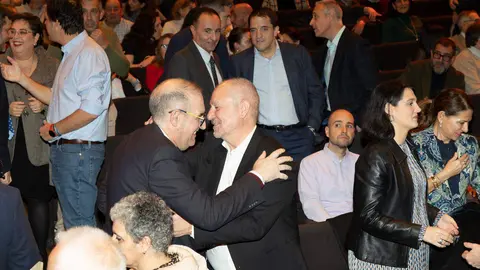 El periódico digital Heraldo de León reivindicó este jueves “el periodismo comprometido” durante la gala de celebración de su primer aniversario, para cuya conmemoración se procedió a la entrega de los I Premios Compromiso, con los que reconoció a personas e instituciones “referentes” en la provincia. El Auditorio Ciudad de León fue el lugar elegido para celebrar la gala que reunió a una nutrida representación de la sociedad leonesa con más de 400 invitados que llenaron el auditorio Ciudad de León y no quisieron perderse la celebración del primer año de vida de un medio que, tal y como se subrayó durante el evento, “nace y crece desde un propósito, una incuestionable vocación de servicio y un comprometido compromiso con la sociedad”. Fotos: cara A cara