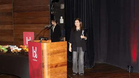 El periódico digital Heraldo de León reivindicó este jueves “el periodismo comprometido” durante la gala de celebración de su primer aniversario, para cuya conmemoración se procedió a la entrega de los I Premios Compromiso, con los que reconoció a personas e instituciones “referentes” en la provincia. El Auditorio Ciudad de León fue el lugar elegido para celebrar la gala que reunió a una nutrida representación de la sociedad leonesa con más de 400 invitados que llenaron el auditorio Ciudad de León y no quisieron perderse la celebración del primer año de vida de un medio que, tal y como se subrayó durante el evento, “nace y crece desde un propósito, una incuestionable vocación de servicio y un comprometido compromiso con la sociedad”. Fotos: cara A cara