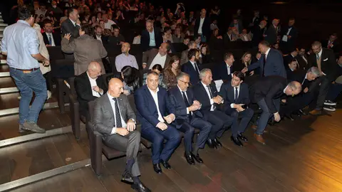 El periódico digital Heraldo de León reivindicó este jueves “el periodismo comprometido” durante la gala de celebración de su primer aniversario, para cuya conmemoración se procedió a la entrega de los I Premios Compromiso, con los que reconoció a personas e instituciones “referentes” en la provincia. El Auditorio Ciudad de León fue el lugar elegido para celebrar la gala que reunió a una nutrida representación de la sociedad leonesa con más de 400 invitados que llenaron el auditorio Ciudad de León y no quisieron perderse la celebración del primer año de vida de un medio que, tal y como se subrayó durante el evento, “nace y crece desde un propósito, una incuestionable vocación de servicio y un comprometido compromiso con la sociedad”. Fotos: cara A cara