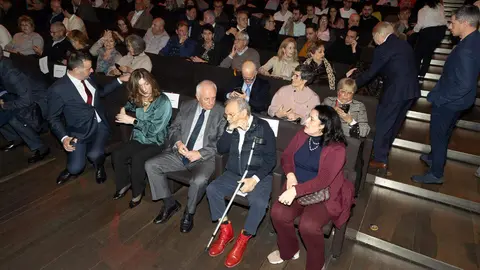 El periódico digital Heraldo de León reivindicó este jueves “el periodismo comprometido” durante la gala de celebración de su primer aniversario, para cuya conmemoración se procedió a la entrega de los I Premios Compromiso, con los que reconoció a personas e instituciones “referentes” en la provincia. El Auditorio Ciudad de León fue el lugar elegido para celebrar la gala que reunió a una nutrida representación de la sociedad leonesa con más de 400 invitados que llenaron el auditorio Ciudad de León y no quisieron perderse la celebración del primer año de vida de un medio que, tal y como se subrayó durante el evento, “nace y crece desde un propósito, una incuestionable vocación de servicio y un comprometido compromiso con la sociedad”. Fotos: cara A cara