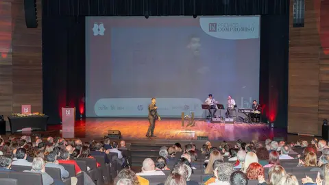 El periódico digital Heraldo de León reivindicó este jueves “el periodismo comprometido” durante la gala de celebración de su primer aniversario, para cuya conmemoración se procedió a la entrega de los I Premios Compromiso, con los que reconoció a personas e instituciones “referentes” en la provincia. Fotos: cara A cara