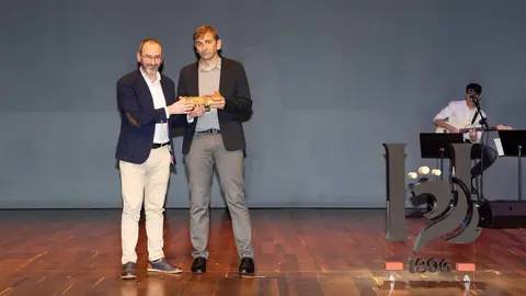 El periódico digital Heraldo de León reivindicó este jueves “el periodismo comprometido” durante la gala de celebración de su primer aniversario, para cuya conmemoración se procedió a la entrega de los I Premios Compromiso, con los que reconoció a personas e instituciones “referentes” en la provincia. Fotos: cara A cara