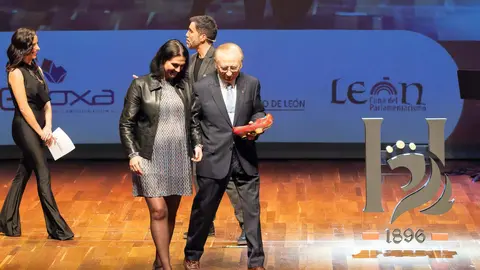 El periódico digital Heraldo de León reivindicó este jueves “el periodismo comprometido” durante la gala de celebración de su primer aniversario, para cuya conmemoración se procedió a la entrega de los I Premios Compromiso, con los que reconoció a personas e instituciones “referentes” en la provincia. Fotos: cara A cara