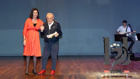 El periódico digital Heraldo de León reivindicó este jueves “el periodismo comprometido” durante la gala de celebración de su primer aniversario, para cuya conmemoración se procedió a la entrega de los I Premios Compromiso, con los que reconoció a personas e instituciones “referentes” en la provincia. Fotos: cara A cara