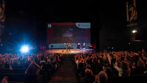 El periódico digital Heraldo de León reivindicó este jueves “el periodismo comprometido” durante la gala de celebración de su primer aniversario, para cuya conmemoración se procedió a la entrega de los I Premios Compromiso, con los que reconoció a personas e instituciones “referentes” en la provincia. El Auditorio Ciudad de León fue el lugar elegido para celebrar la gala que reunió a una nutrida representación de la sociedad leonesa con más de 400 invitados que llenaron el auditorio Ciudad de León y no quisieron perderse la celebración del primer año de vida de un medio que, tal y como se subrayó durante el evento, “nace y crece desde un propósito, una incuestionable vocación de servicio y un comprometido compromiso con la sociedad”. Fotos: cara A cara