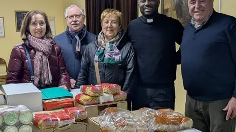 Entrega solidaria de comida de Angustias y Soledad al barrio de Santa Ana.