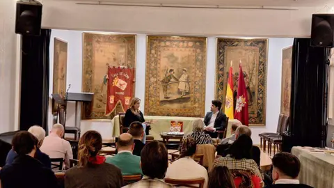 Natichu Alvarado hace afición en Madrid. La consejera ejecutiva de la Cultural y Deportiva Leonesa protagonizó una charla en la Casa de León en Madrid en la que repasó la actualidad del club. Foto: Casa de León en Madrid.