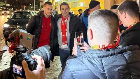 Hoy sábado ya es día de fútbol grande para el sportinguismo (y para el culturalismo). Desde primera hora, miles de aficionados rojiblancos ponen rumbo a León para respaldar al equipo en uno de los desplazamientos más cercanos de la temporada. Ayer, los seguidores asturianos ya recibieron a su equipo en el hotel de concentración, una prueba de que la expectación es máxima.