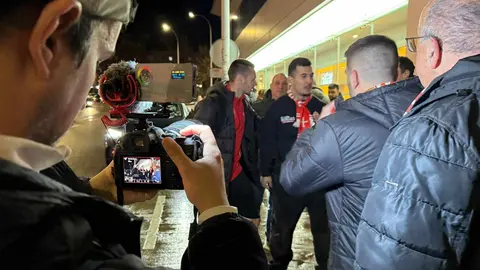 Hoy sábado ya es día de fútbol grande para el sportinguismo (y para el culturalismo). Desde primera hora, miles de aficionados rojiblancos ponen rumbo a León para respaldar al equipo en uno de los desplazamientos más cercanos de la temporada. Ayer, los seguidores asturianos ya recibieron a su equipo en el hotel de concentración, una prueba de que la expectación es máxima.