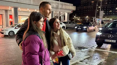 Hoy sábado ya es día de fútbol grande para el sportinguismo (y para el culturalismo). Desde primera hora, miles de aficionados rojiblancos ponen rumbo a León para respaldar al equipo en uno de los desplazamientos más cercanos de la temporada. Ayer, los seguidores asturianos ya recibieron a su equipo en el hotel de concentración, una prueba de que la expectación es máxima.