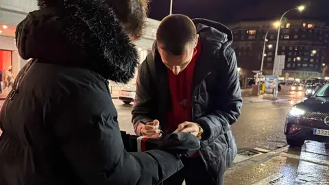 Hoy sábado ya es día de fútbol grande para el sportinguismo (y para el culturalismo). Desde primera hora, miles de aficionados rojiblancos ponen rumbo a León para respaldar al equipo en uno de los desplazamientos más cercanos de la temporada. Ayer, los seguidores asturianos ya recibieron a su equipo en el hotel de concentración, una prueba de que la expectación es máxima.
