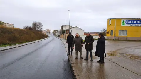 El delegado territorial de la Junta, Eduardo Diego, y el alcalde, Javier Carrera, visitaron los trabajos consistentes en mejorar el asfaltado con más de mil toneladas de aglomerado en caliente. Foto: JCyL
