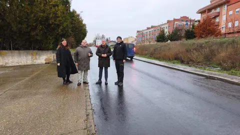 El delegado territorial de la Junta, Eduardo Diego, y el alcalde, Javier Carrera, visitaron los trabajos consistentes en mejorar el asfaltado con más de mil toneladas de aglomerado en caliente. Foto: JCyL
