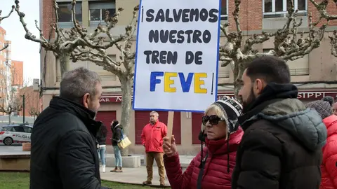 La Plataforma en Defensa de Feve llevó a cabo un nuevo corte de tráfico este sábado para reclamar la llegada del tren al centro de León. Foto: Peio García