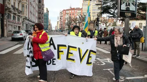 La Plataforma en Defensa de Feve llevó a cabo un nuevo corte de tráfico este sábado para reclamar la llegada del tren al centro de León. Foto: Peio García