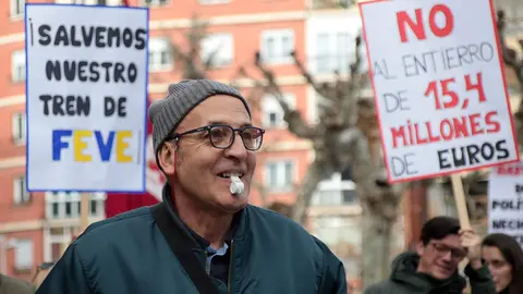 La Plataforma en Defensa de Feve llevó a cabo un nuevo corte de tráfico este sábado para reclamar la llegada del tren al centro de León. Foto: Peio García