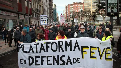 La Plataforma en Defensa de Feve llevó a cabo un nuevo corte de tráfico este sábado para reclamar la llegada del tren al centro de León. Foto: Peio García