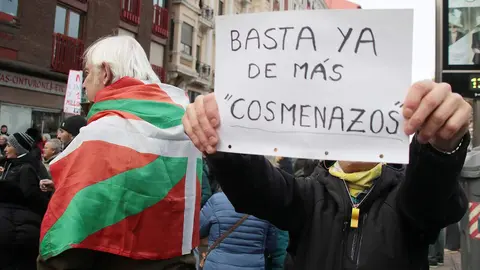 La Plataforma en Defensa de Feve llevó a cabo un nuevo corte de tráfico este sábado para reclamar la llegada del tren al centro de León. Foto: Peio García