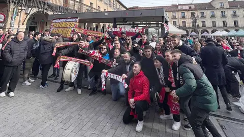 Hoy sábado ya es día de fútbol grande para el sportinguismo (y para el culturalismo). Desde primera hora, miles de aficionados se han dejado ver por las calles de León.