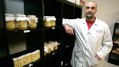 León llora a Urbano González, activista y rostro visible de la Esclerosis Lateral Amiotrófica (ELA) en la provincia, fallecido a los 57 años tras tres años de una enfermedad que avanzó con rapidez. Exjugador de baloncesto, bombero de profesión y pionero de la apicultura ecológica en Castilla y León, González transformó el diagnóstico recibido en 2022 en una misión pública: visibilizar la ELA, exigir mejoras en los cuidados y recaudar fondos para la investigación. Fotos: Campillo  Peio García