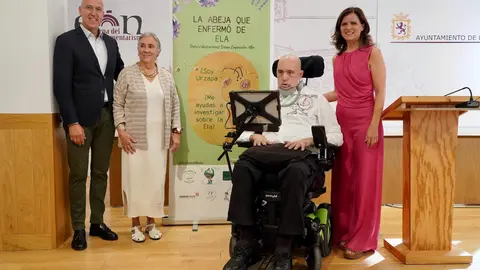 León llora a Urbano González, activista y rostro visible de la Esclerosis Lateral Amiotrófica (ELA) en la provincia, fallecido a los 57 años tras tres años de una enfermedad que avanzó con rapidez. Exjugador de baloncesto, bombero de profesión y pionero de la apicultura ecológica en Castilla y León, González transformó el diagnóstico recibido en 2022 en una misión pública: visibilizar la ELA, exigir mejoras en los cuidados y recaudar fondos para la investigación. Fotos: Campillo  Peio García