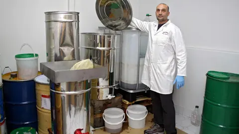 León llora a Urbano González, activista y rostro visible de la Esclerosis Lateral Amiotrófica (ELA) en la provincia, fallecido a los 57 años tras tres años de una enfermedad que avanzó con rapidez. Exjugador de baloncesto, bombero de profesión y pionero de la apicultura ecológica en Castilla y León, González transformó el diagnóstico recibido en 2022 en una misión pública: visibilizar la ELA, exigir mejoras en los cuidados y recaudar fondos para la investigación. Fotos: Campillo  Peio García