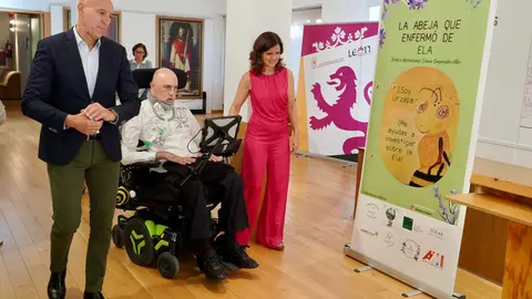 León llora a Urbano González, activista y rostro visible de la Esclerosis Lateral Amiotrófica (ELA) en la provincia, fallecido a los 57 años tras tres años de una enfermedad que avanzó con rapidez. Exjugador de baloncesto, bombero de profesión y pionero de la apicultura ecológica en Castilla y León, González transformó el diagnóstico recibido en 2022 en una misión pública: visibilizar la ELA, exigir mejoras en los cuidados y recaudar fondos para la investigación. Fotos: Campillo  Peio García