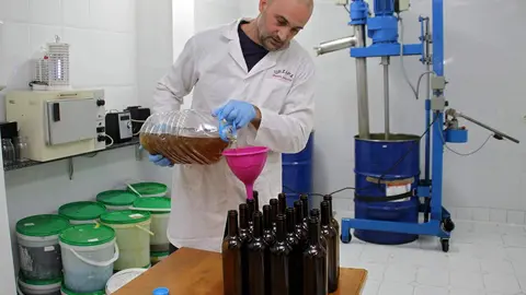 León llora a Urbano González, activista y rostro visible de la Esclerosis Lateral Amiotrófica (ELA) en la provincia, fallecido a los 57 años tras tres años de una enfermedad que avanzó con rapidez. Exjugador de baloncesto, bombero de profesión y pionero de la apicultura ecológica en Castilla y León, González transformó el diagnóstico recibido en 2022 en una misión pública: visibilizar la ELA, exigir mejoras en los cuidados y recaudar fondos para la investigación. Fotos: Campillo  Peio García