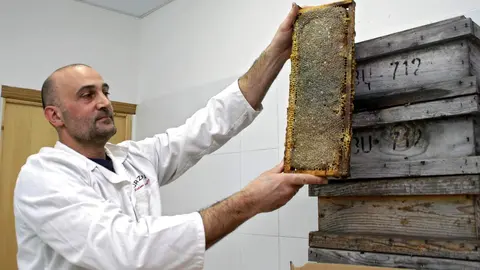León llora a Urbano González, activista y rostro visible de la Esclerosis Lateral Amiotrófica (ELA) en la provincia, fallecido a los 57 años tras tres años de una enfermedad que avanzó con rapidez. Exjugador de baloncesto, bombero de profesión y pionero de la apicultura ecológica en Castilla y León, González transformó el diagnóstico recibido en 2022 en una misión pública: visibilizar la ELA, exigir mejoras en los cuidados y recaudar fondos para la investigación. Fotos: Campillo  Peio García