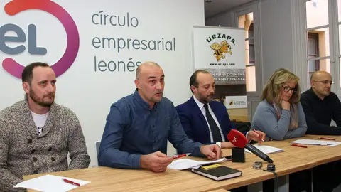 León llora a Urbano González, activista y rostro visible de la Esclerosis Lateral Amiotrófica (ELA) en la provincia, fallecido a los 57 años tras tres años de una enfermedad que avanzó con rapidez. Exjugador de baloncesto, bombero de profesión y pionero de la apicultura ecológica en Castilla y León, González transformó el diagnóstico recibido en 2022 en una misión pública: visibilizar la ELA, exigir mejoras en los cuidados y recaudar fondos para la investigación. Fotos: Campillo  Peio García