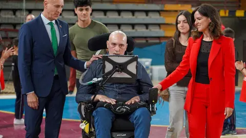 León llora a Urbano González, activista y rostro visible de la Esclerosis Lateral Amiotrófica (ELA) en la provincia, fallecido a los 57 años tras tres años de una enfermedad que avanzó con rapidez. Exjugador de baloncesto, bombero de profesión y pionero de la apicultura ecológica en Castilla y León, González transformó el diagnóstico recibido en 2022 en una misión pública: visibilizar la ELA, exigir mejoras en los cuidados y recaudar fondos para la investigación. Fotos: Campillo  Peio García