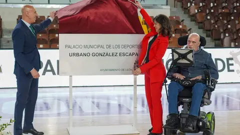 León llora a Urbano González, activista y rostro visible de la Esclerosis Lateral Amiotrófica (ELA) en la provincia, fallecido a los 57 años tras tres años de una enfermedad que avanzó con rapidez. Exjugador de baloncesto, bombero de profesión y pionero de la apicultura ecológica en Castilla y León, González transformó el diagnóstico recibido en 2022 en una misión pública: visibilizar la ELA, exigir mejoras en los cuidados y recaudar fondos para la investigación. Fotos: Campillo  Peio García