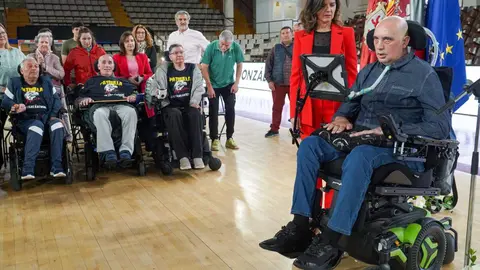 León llora a Urbano González, activista y rostro visible de la Esclerosis Lateral Amiotrófica (ELA) en la provincia, fallecido a los 57 años tras tres años de una enfermedad que avanzó con rapidez. Exjugador de baloncesto, bombero de profesión y pionero de la apicultura ecológica en Castilla y León, González transformó el diagnóstico recibido en 2022 en una misión pública: visibilizar la ELA, exigir mejoras en los cuidados y recaudar fondos para la investigación. Fotos: Campillo  Peio García