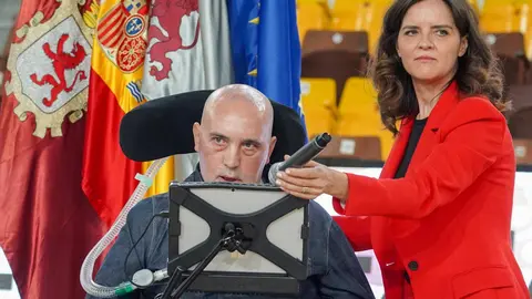 León llora a Urbano González, activista y rostro visible de la Esclerosis Lateral Amiotrófica (ELA) en la provincia, fallecido a los 57 años tras tres años de una enfermedad que avanzó con rapidez. Exjugador de baloncesto, bombero de profesión y pionero de la apicultura ecológica en Castilla y León, González transformó el diagnóstico recibido en 2022 en una misión pública: visibilizar la ELA, exigir mejoras en los cuidados y recaudar fondos para la investigación. Fotos: Campillo  Peio García