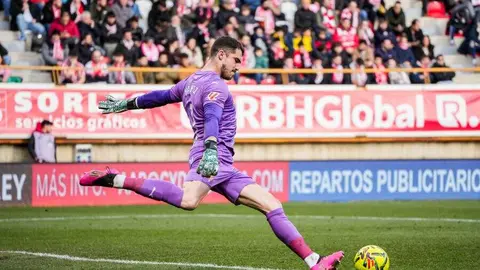 Ante el Sporting, en un partido envuelto en respetuosa rivalidad y un ambiente para enmarcar, la Cultural tuvo un castigo excesivo. El equipo de Ziganda fue mejor en todo, menos en el gol. Y por ahí llegó un resultado bruto, desmerecido, excesivo en todas las vertientes.