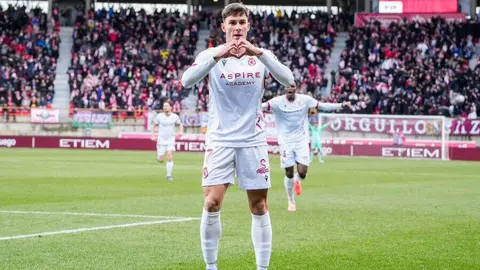 Ante el Sporting, en un partido envuelto en respetuosa rivalidad y un ambiente para enmarcar, la Cultural tuvo un castigo excesivo. El equipo de Ziganda fue mejor en todo, menos en el gol. Y por ahí llegó un resultado bruto, desmerecido, excesivo en todas las vertientes.