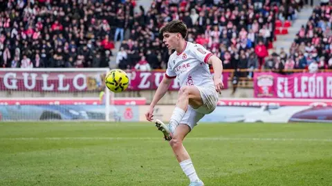 Ante el Sporting, en un partido envuelto en respetuosa rivalidad y un ambiente para enmarcar, la Cultural tuvo un castigo excesivo. El equipo de Ziganda fue mejor en todo, menos en el gol. Y por ahí llegó un resultado bruto, desmerecido, excesivo en todas las vertientes.