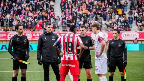 Ante el Sporting, en un partido envuelto en respetuosa rivalidad y un ambiente para enmarcar, la Cultural tuvo un castigo excesivo. El equipo de Ziganda fue mejor en todo, menos en el gol. Y por ahí llegó un resultado bruto, desmerecido, excesivo en todas las vertientes.