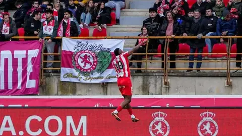 Ante el Sporting, en un partido envuelto en respetuosa rivalidad y un ambiente para enmarcar, la Cultural tuvo un castigo excesivo. El equipo de Ziganda fue mejor en todo, menos en el gol. Y por ahí llegó un resultado bruto, desmerecido, excesivo en todas las vertientes.