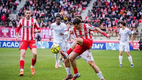 Ante el Sporting, en un partido envuelto en respetuosa rivalidad y un ambiente para enmarcar, la Cultural tuvo un castigo excesivo. El equipo de Ziganda fue mejor en todo, menos en el gol. Y por ahí llegó un resultado bruto, desmerecido, excesivo en todas las vertientes.