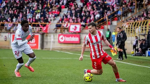 Ante el Sporting, en un partido envuelto en respetuosa rivalidad y un ambiente para enmarcar, la Cultural tuvo un castigo excesivo. El equipo de Ziganda fue mejor en todo, menos en el gol. Y por ahí llegó un resultado bruto, desmerecido, excesivo en todas las vertientes.