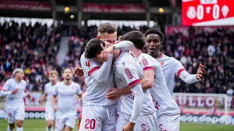 Ante el Sporting, en un partido envuelto en respetuosa rivalidad y un ambiente para enmarcar, la Cultural tuvo un castigo excesivo. El equipo de Ziganda fue mejor en todo, menos en el gol. Y por ahí llegó un resultado bruto, desmerecido, excesivo en todas las vertientes.