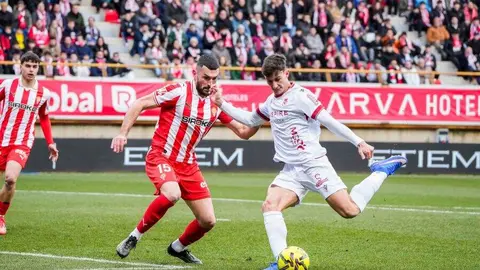 Ante el Sporting, en un partido envuelto en respetuosa rivalidad y un ambiente para enmarcar, la Cultural tuvo un castigo excesivo. El equipo de Ziganda fue mejor en todo, menos en el gol. Y por ahí llegó un resultado bruto, desmerecido, excesivo en todas las vertientes.