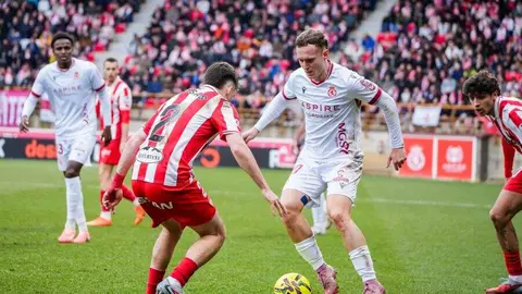 Ante el Sporting, en un partido envuelto en respetuosa rivalidad y un ambiente para enmarcar, la Cultural tuvo un castigo excesivo. El equipo de Ziganda fue mejor en todo, menos en el gol. Y por ahí llegó un resultado bruto, desmerecido, excesivo en todas las vertientes.